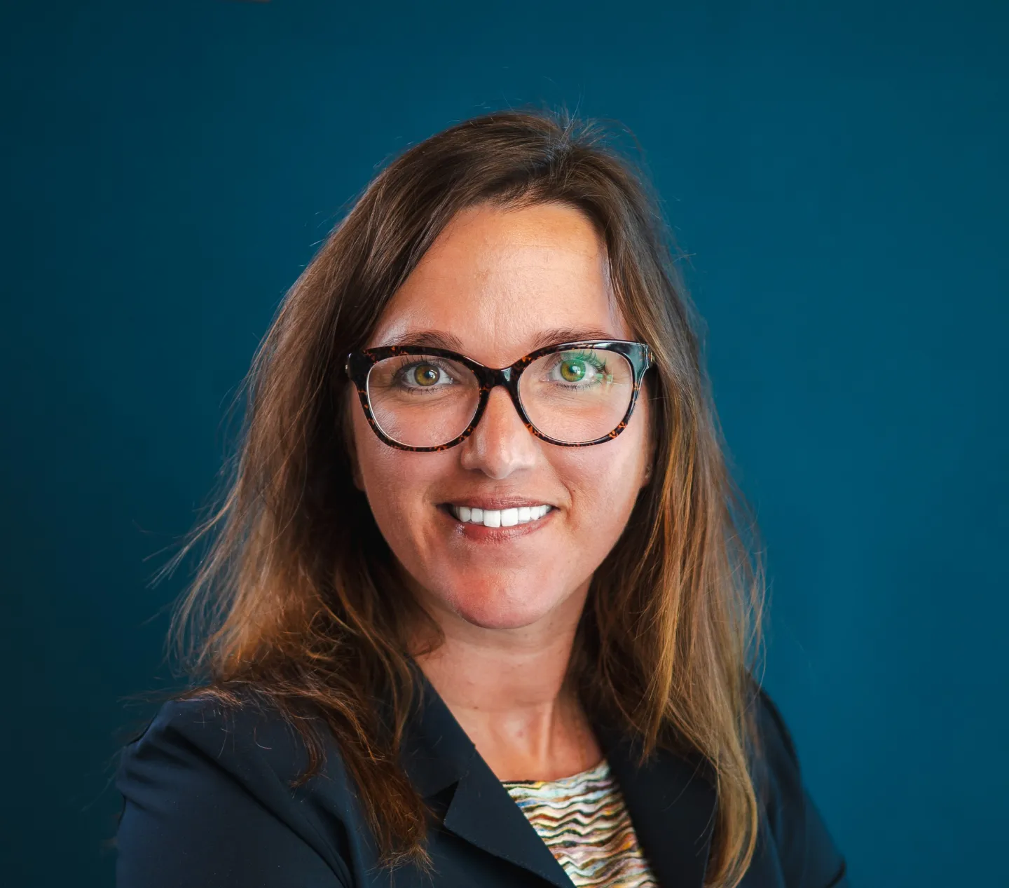 Profielfoto van wethouder Jelbrich Peters met donkerblauwe achtergrond