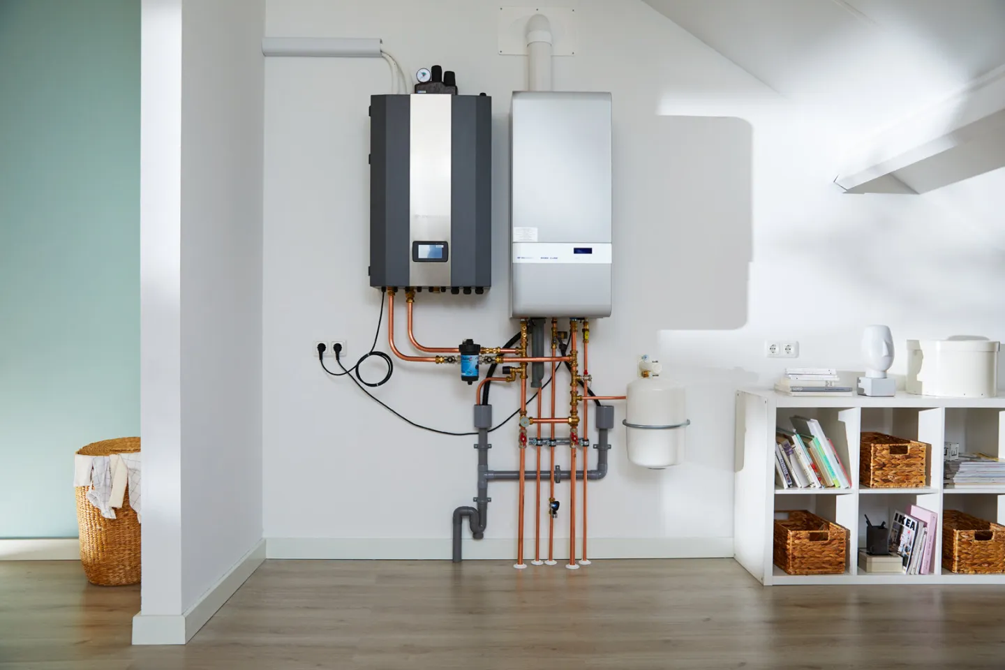 Hybride warmtepomp en cv-ketel naast elkaar aan de muur